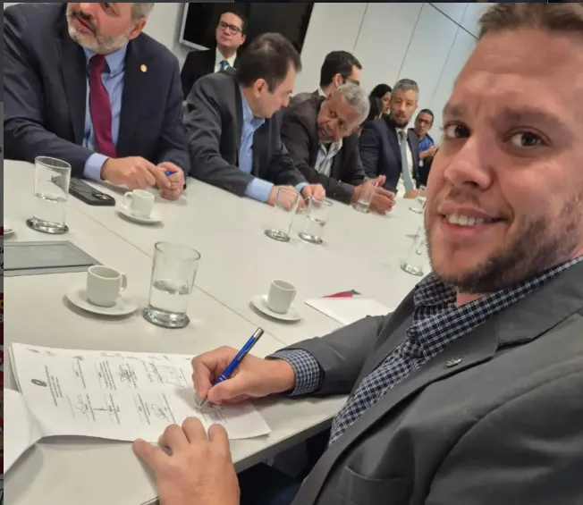 ✅ Diretor da CESP CENTRAL SINDICAL participa de mesa no MGI onde é assinado acordo de reajuste em benefícios para os Servidores Federais